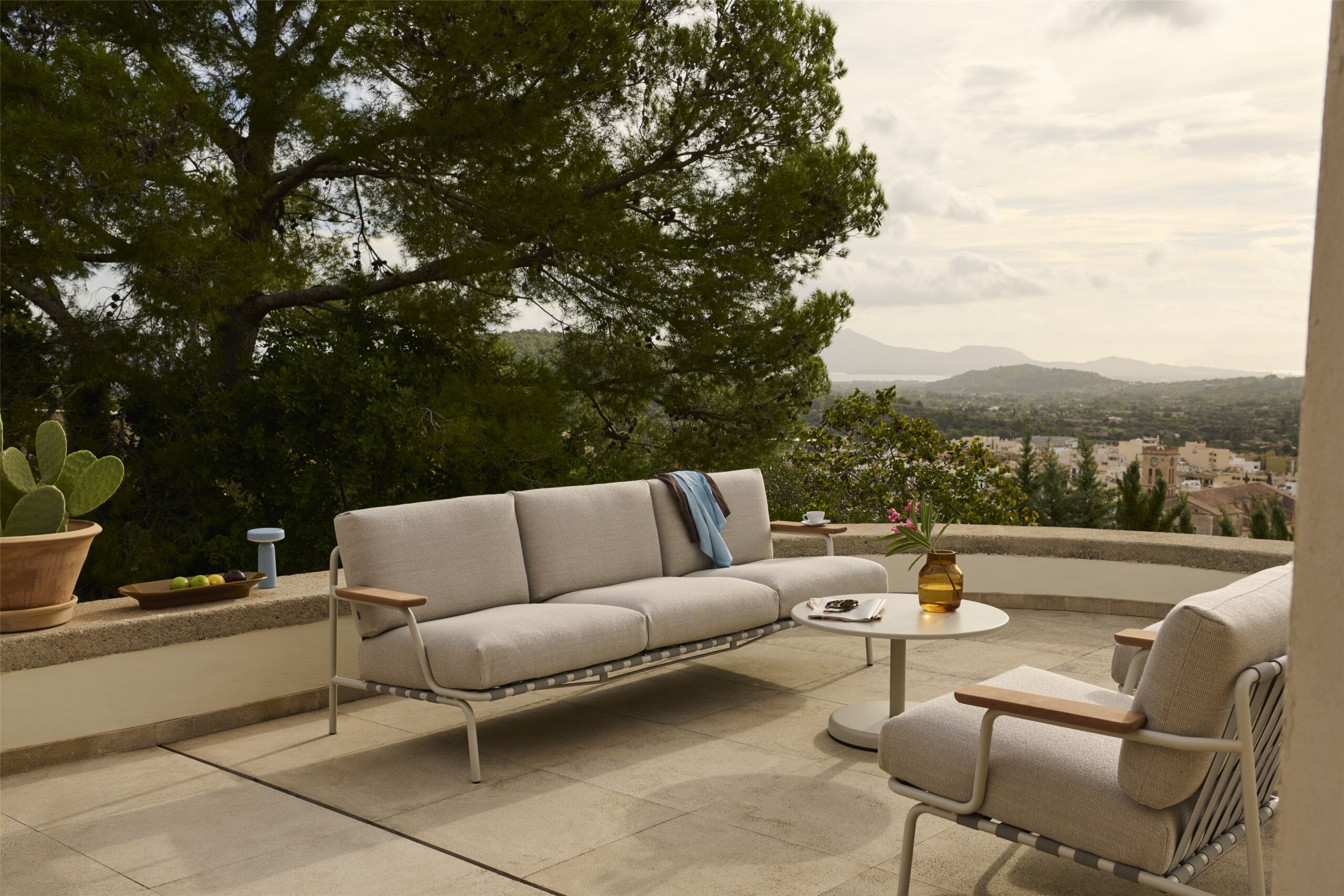 Settle sofa